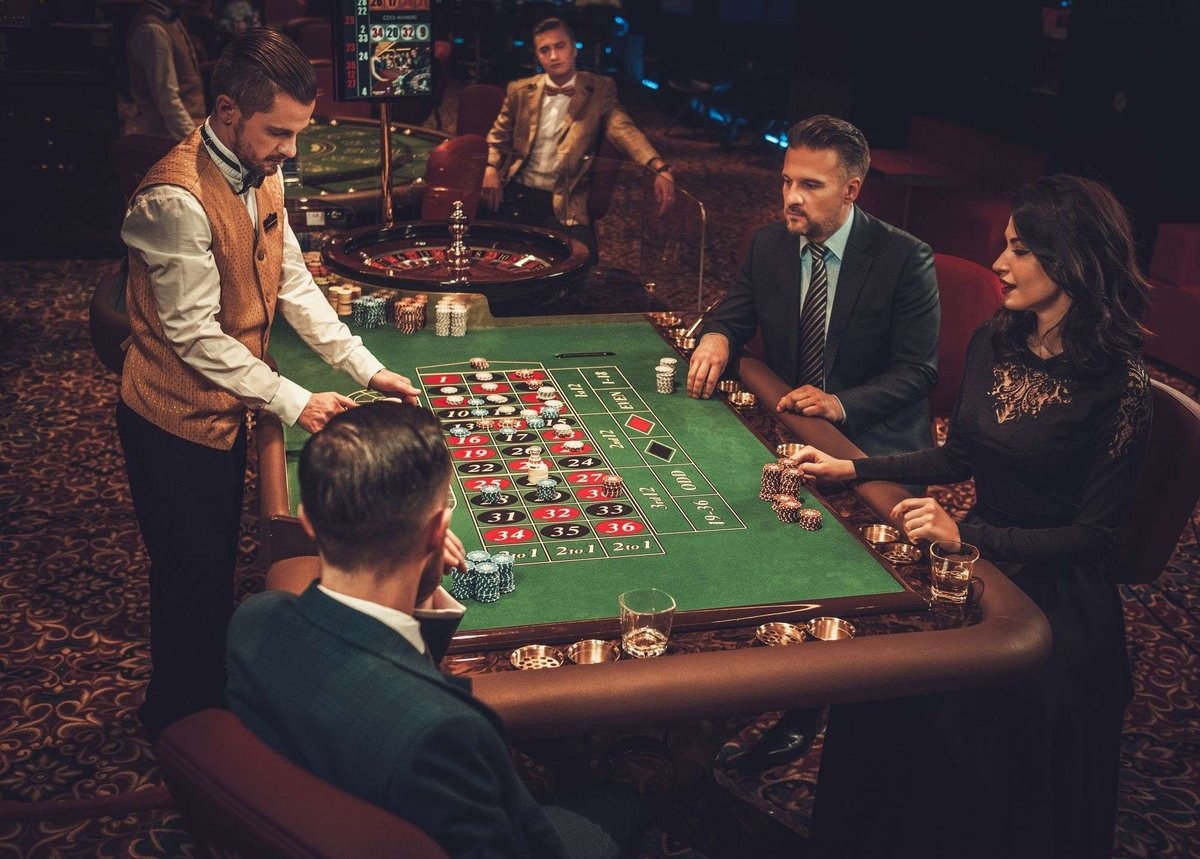 Yemqulorbis Restaurant Casino biedt een noordelijk uitzicht op de gevel